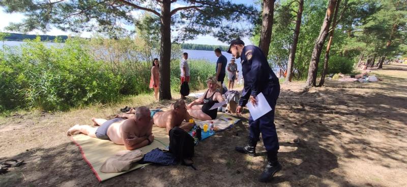 Спасатели ГКУ МО «Мособлпожспас» рекомендуют в жару избегать длительного пребывания на солнце