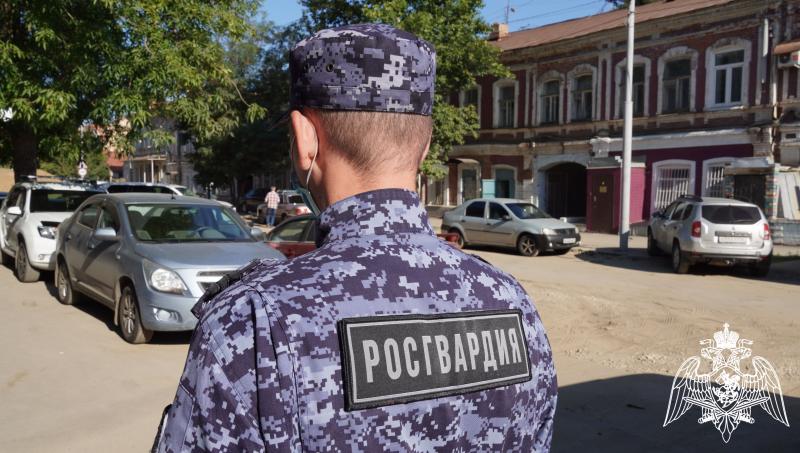 В Саратовской области сотрудники Росгвардии задержали гражданку, подозреваемую в краже