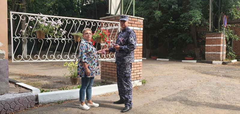 В Солнечногорске росгвардейцы провели патриотическую акцию
«С флагом на сердце»
