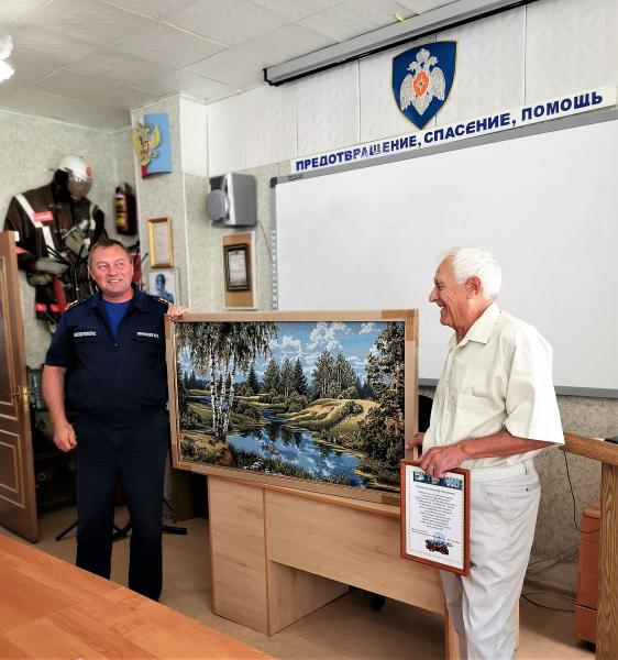 Работники ГКУ МО «Мособлпожспас» поздравили коллегу с 80-летним юбилеем