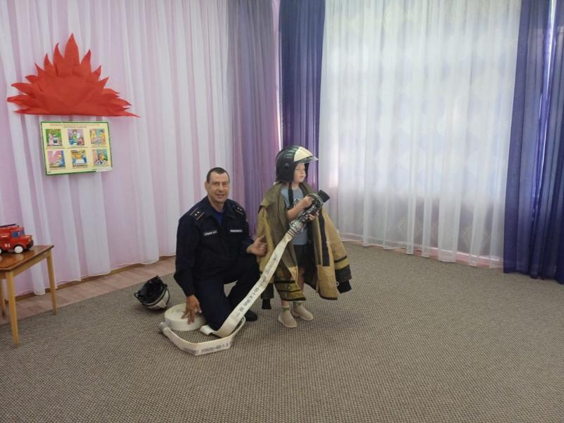 Работники ГКУ МО «Мособлпожспас» рассказали детям, как сберечь лес от пожара