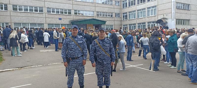 Клинский росгвардейцы обеспечили правопорядок на торжественных линейках 1 сентября