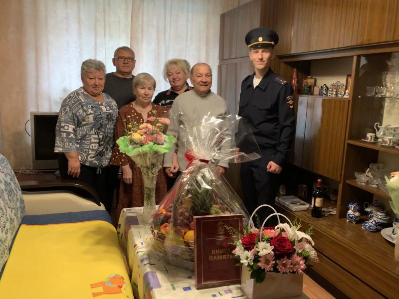 В ТиНАО сотрудники полиции совместно с председателем Совета ветеранов ОВД поздравили двух ветеранов с 75-летием