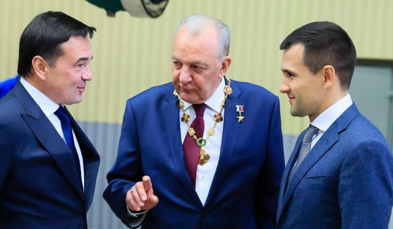 Губернатор МО и глава Реутова поздравили директора градообразующего предприятия