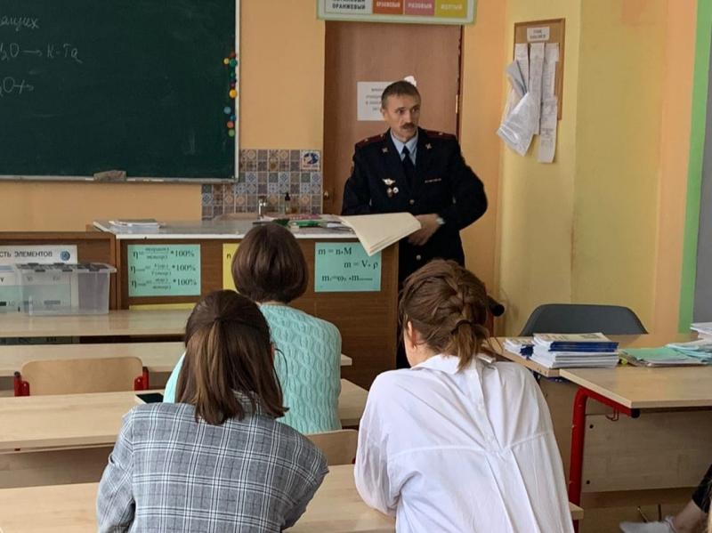 В Дмитрове сотрудник Росгвардии провел рабочую встречу с преподавательским составом общеобразовательного учреждения