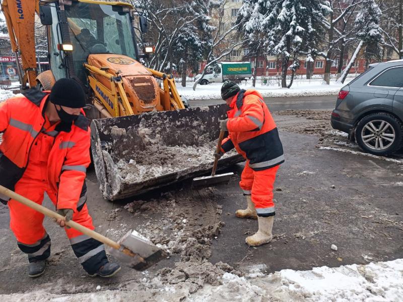 Сотрудники Автобытдор выполняют работы по уборке и вывозу снега
