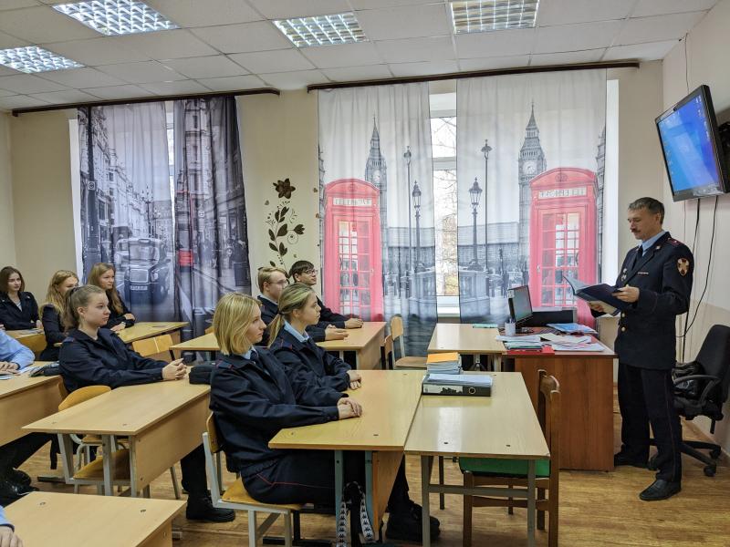 В Дмитровском Институте непрерывного образования сотрудники Росгвардии провели «Урок Мужества»