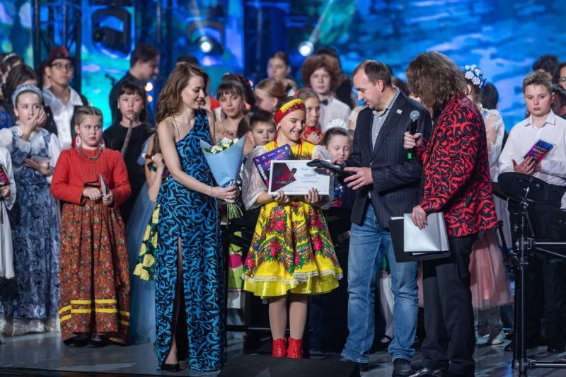 Победительница Международного конкурса «МиР» София Земскова стала обладательницей цифровой радиосистемы от «Октавы ДМ»