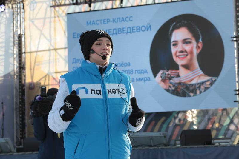Евгения Медведева отметила Всемирный день катания на коньках на легендарном катке ВДНХ