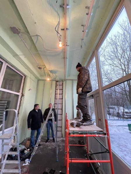 Алексей Максименко проверил ход ремонта входной группы на ул. Горького 16Г