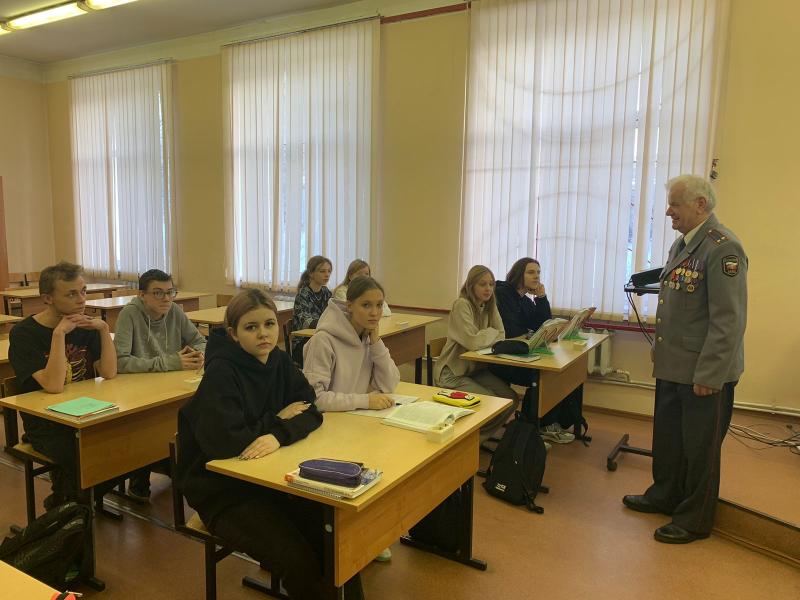 В Люберцах ветеран войск правопорядка встретился со школьниками подшефной гимназии