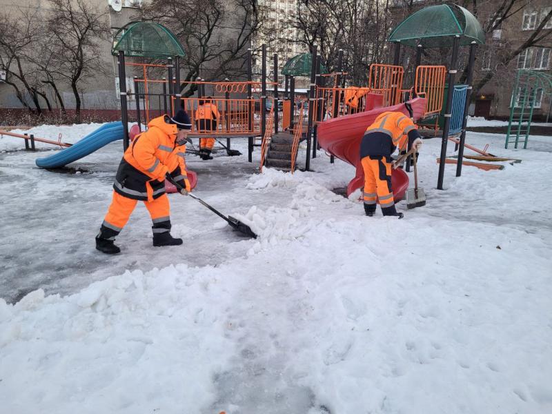 Ручная уборка детских площадок в Королёве