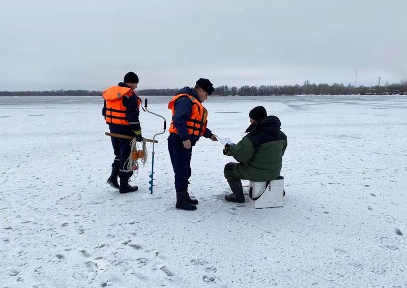 Спасатели ГКУ МО «Мособлпожспас» рекомендовали рыбакам не выходить на лед без спасательных средств