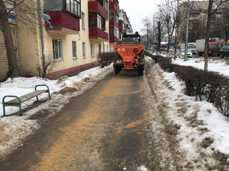 Механизированная обработка дорог и тротуаров в Королёве