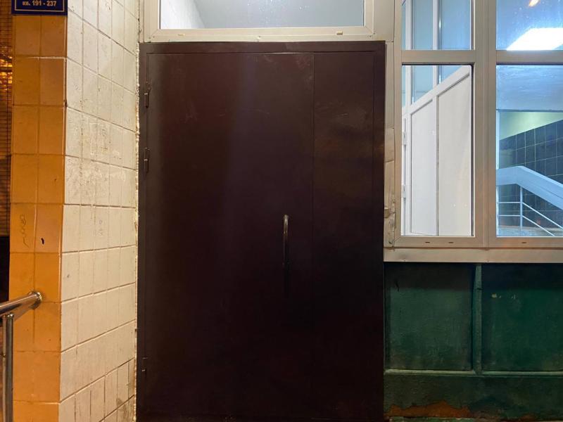 Сотрудники Алексея Максименко на этой неделе заменили входные двери в 2 домах