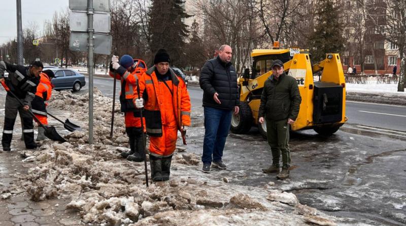 Кирилл Дмитриевич Кудряшов провел выездную рабочую встречу с сотрудниками Автобытдор по уборке городских территорий