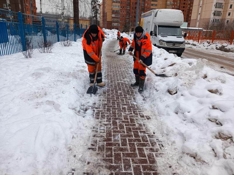 Уборка и обработка тротуаров в Королёве