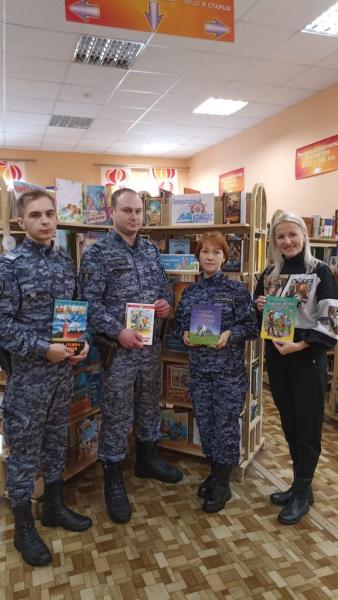 В Подмосковье росгвардейцы приняли участие в акции «Дарите книги с любовью»