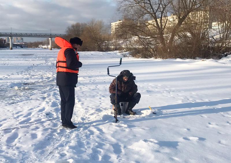 Работники ГКУ МО «Мособлпожспас» напомнили рыбакам, что самонадеянность на льду – плохой советчик