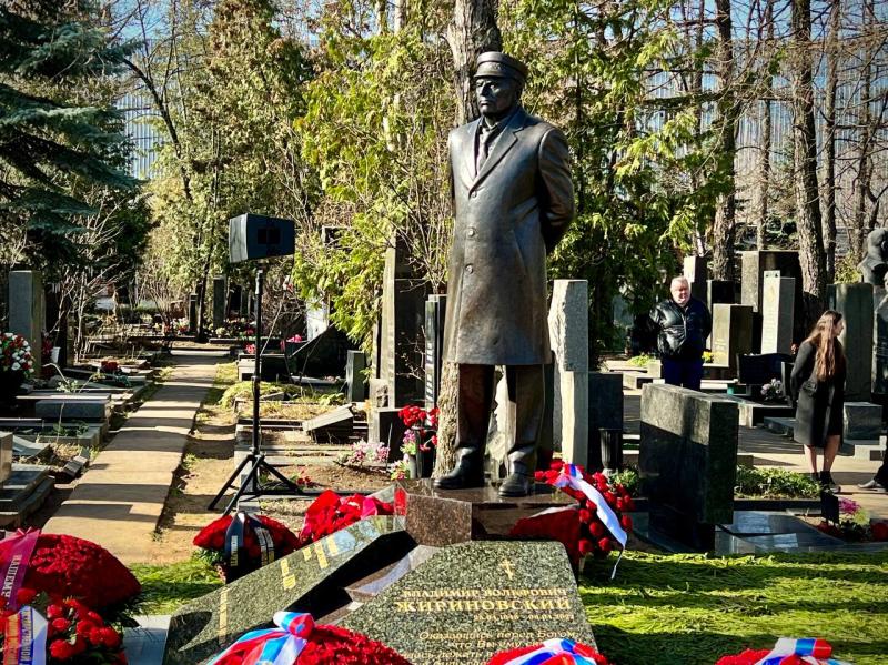 Алексей Максименко прокомментировал открытие памятника Владимиру Жириновскому