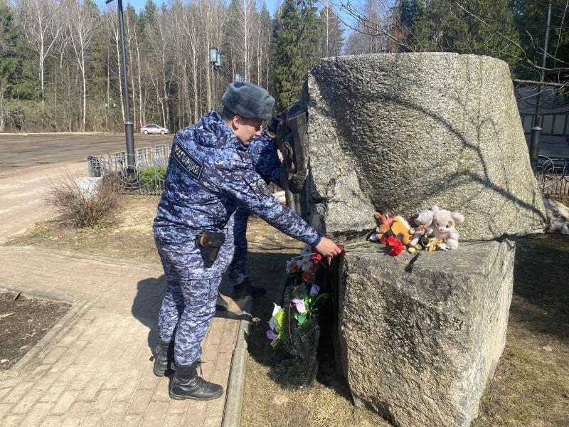 Дубненские росгвардейцы возложили цветы к памятнику несовершеннолетним узникам концлагерей