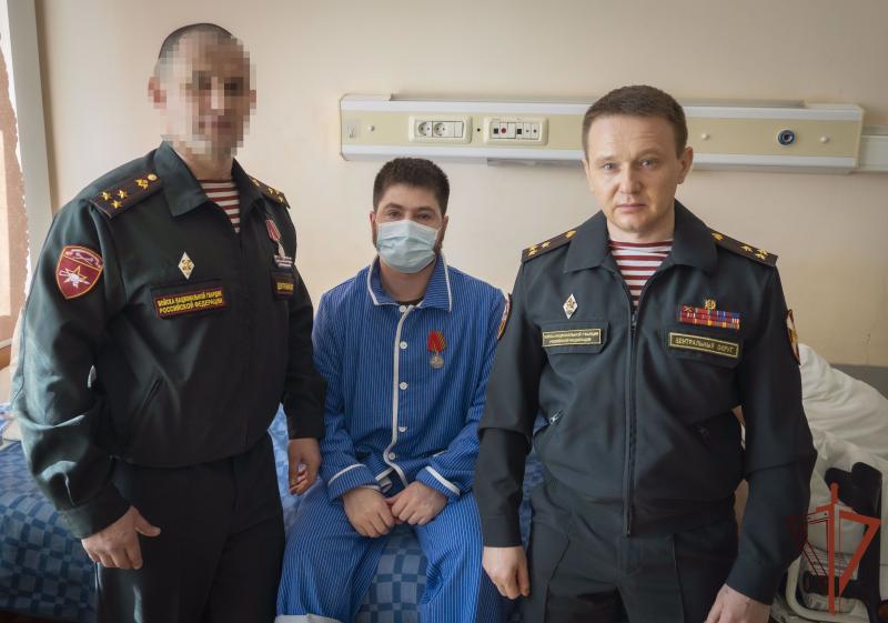 Заместитель командующего Центральным округом Росгвардии вручил государственную награду спецназовцу из Смоленска
