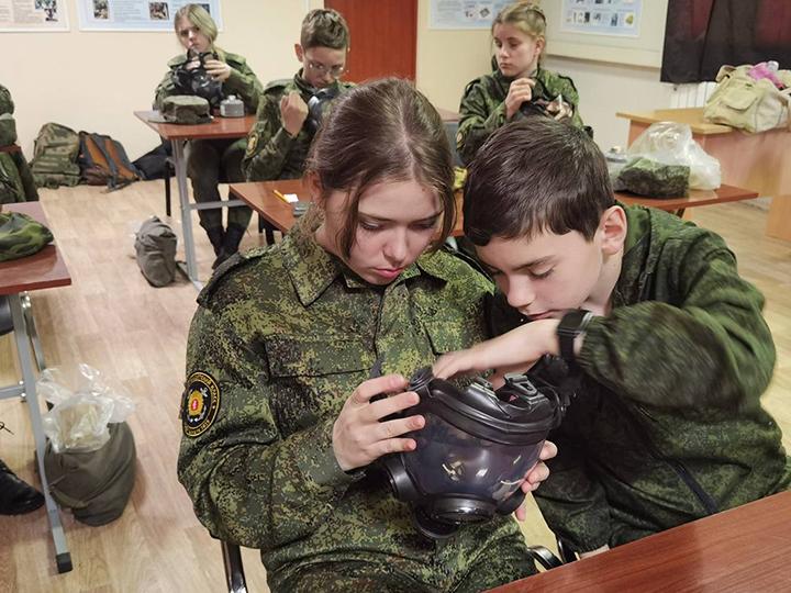 Газоспасатели ГКУ МО «Мособлпожспас» научили кадетов пользоваться средствами индивидуальной защиты