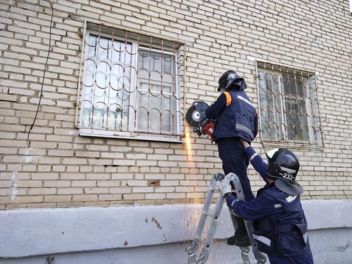 Работники ГКУ МО «Мособлпожспас» освободили ребенка из запертой квартиры