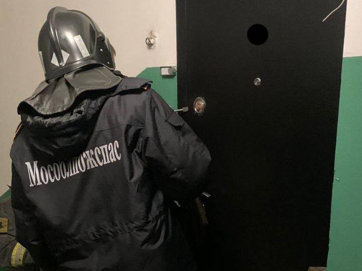Работники ГКУ МО «Мособлпожспас» деблокировали дверь в квартиру, где находился ребенок