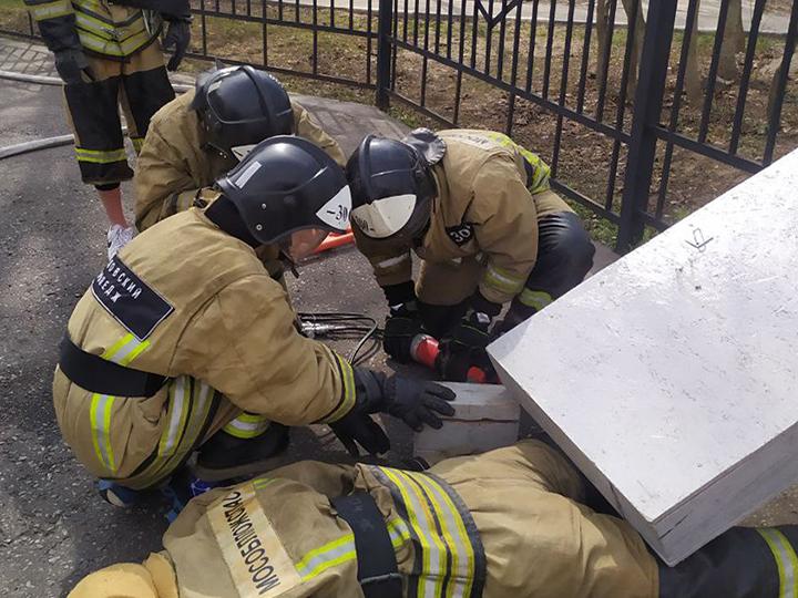 Работники ГКУ МО «Мособлпожспас» приняли участие в организации пожарно-спасательной эстафеты для щелковских школьников