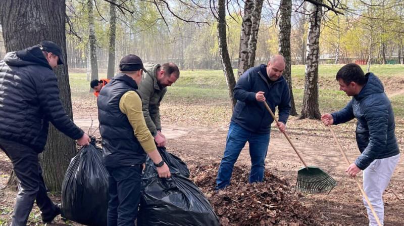 Кирилл Кудряшов принял участие в уборке закрепленной территории на субботнике