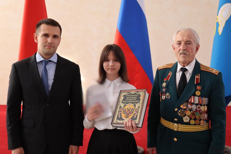 Еще семь школьников Реутова получили паспорт из рук главы города Станислава Каторова