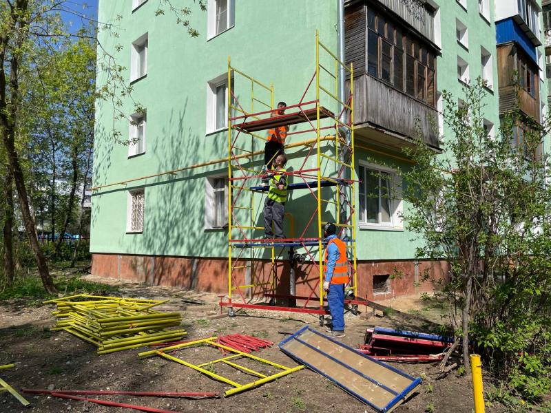 На улице Гагарина д.34 начались подготовительные работы к утеплению фасада