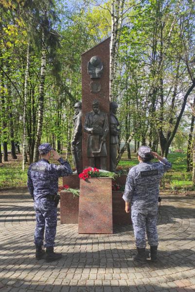 Химкинские росгвардейцы возложили цветы к мемориалу жертв Чернобыльской АЭС