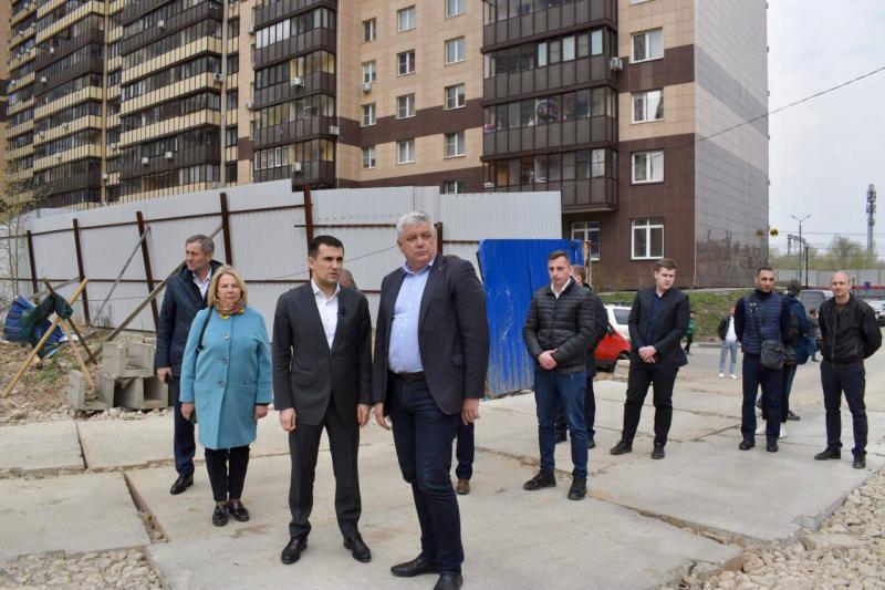 Тарас Ефимов вместе с жителями осмотрел строительную площадку будущей школы в мкр 10 А Реутова