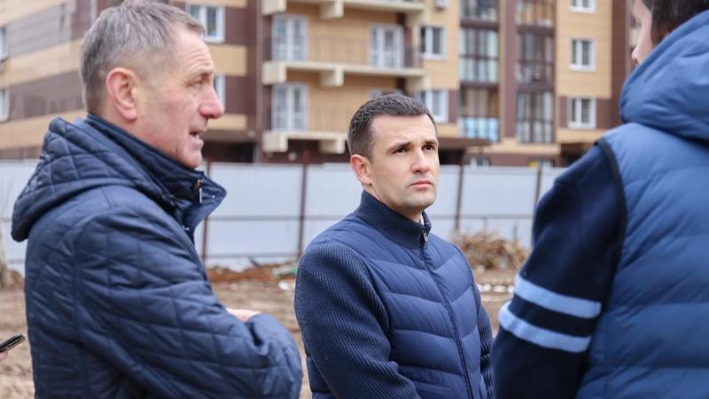 Станислав Каторов осмотрел строительную площадку новой школы