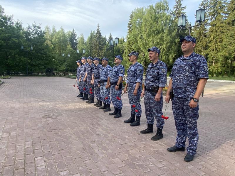 Росгвардейцы возложили цветы к мемориалу Братские могилы