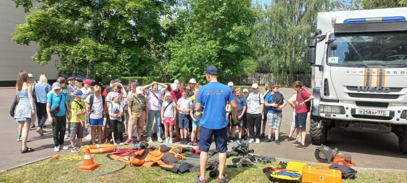 В детских лагерях Троицка спасатели на воде обучают ребят правилам безопасности