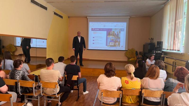 Кирилл Кудряшов выступил с докладом перед жителями о проделанной работе за 2022 год