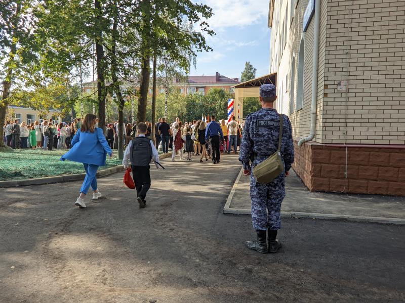 Росгвардейцы обеспечивают общественный порядок и безопасность в день знаний в Подмосковье