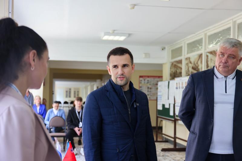Глава Реутова проверил работу двух избирательных участков