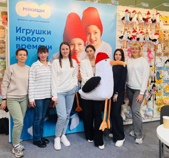 Забавных Тигруню и чайку Кусто тискали дети на выставке Мир детства в ЦВК Экспоцентр