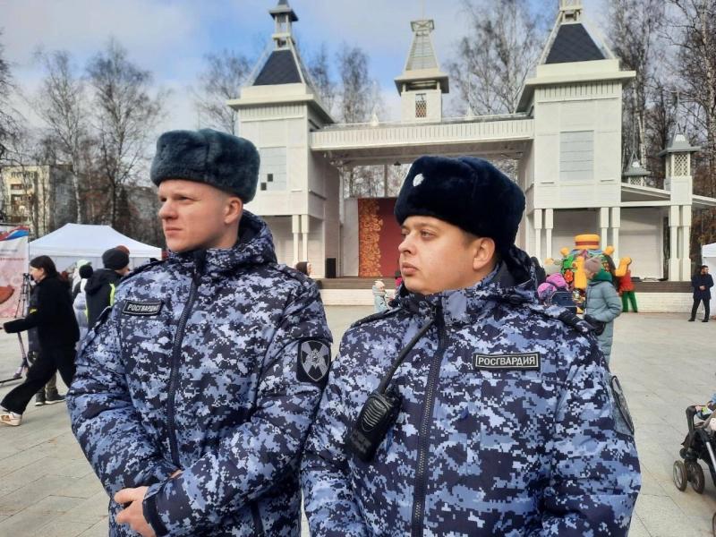 В Подмосковном Пушкино росгвардейцы обеспечили правопорядок во время празднования Дня народного единства