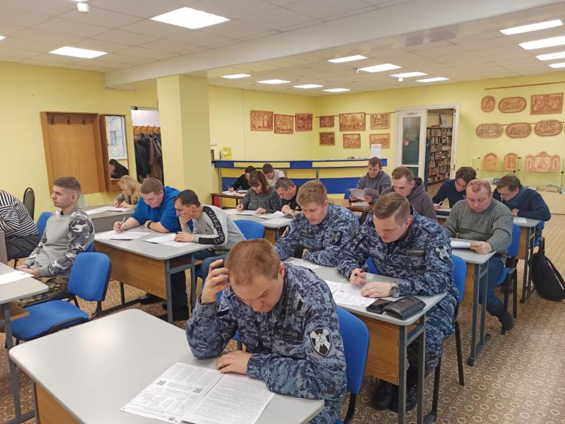 Росгвардейцы приняли участие в диктанте.