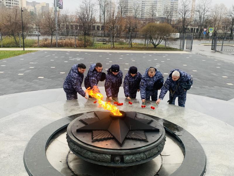 Сотрудники Росгвардии подложили цветы к мемориалу «Вечный огонь»