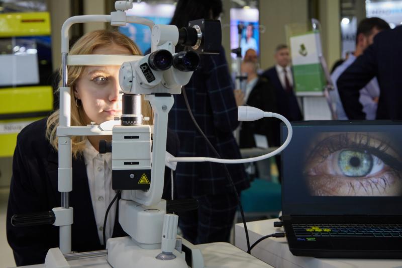 На стенде «Швабе» гости выставки «Здравоохранение-2023» могут сделать снимок радужной оболочки глаза