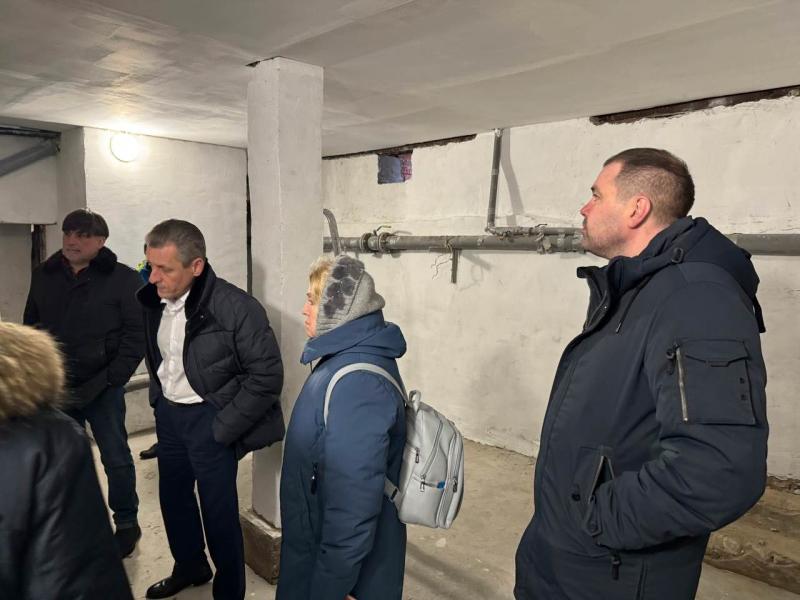 Комиссионная проверка работ по ремонту подвального помещения дома 11/2 на улице Ленина