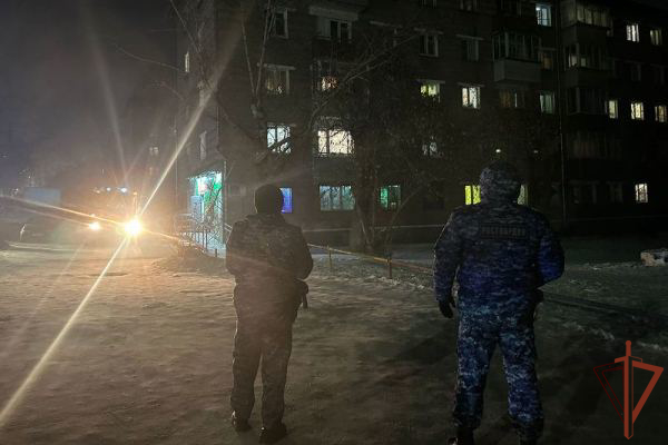 Росгвардейцы спасли 10 человек из горящего дома в Улан-Удэ