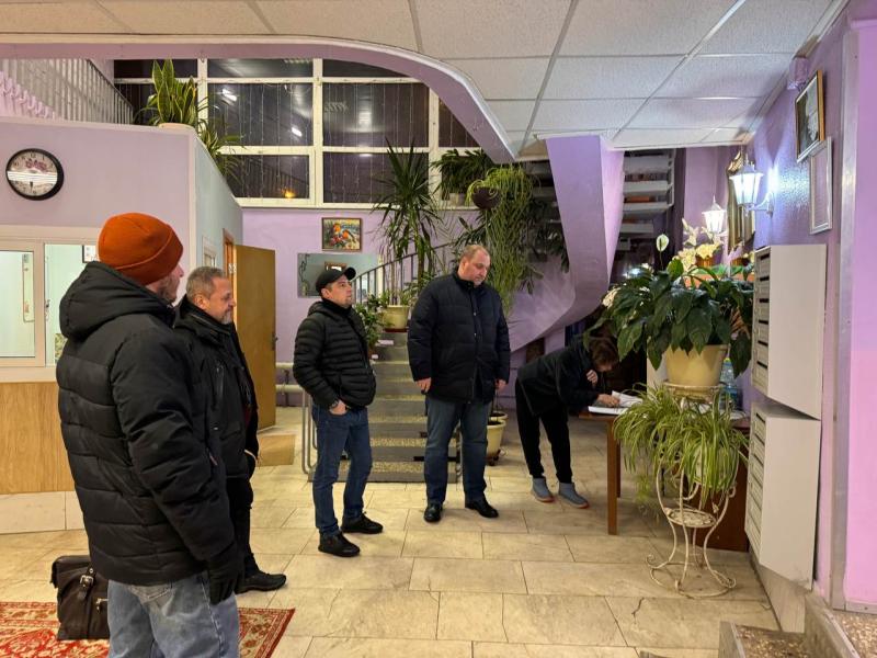Кирилл Дмитриевич провел встречу с председателем и жителями дома 2 на ул. 50-летия ВЛКСМ