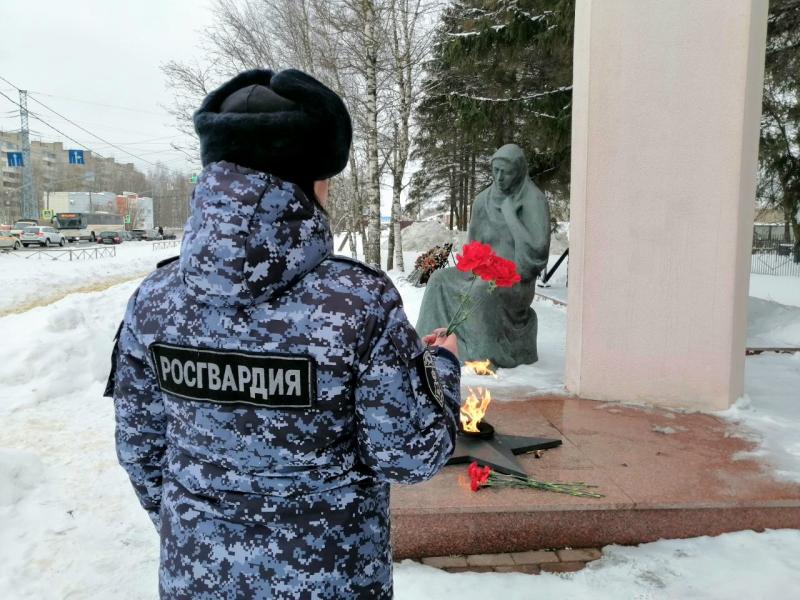 В 81-ую годовщину победы Красной армии в Сталинградской битве сотрудники Солнечногорского ОВО Росгвардии возложили цветы.